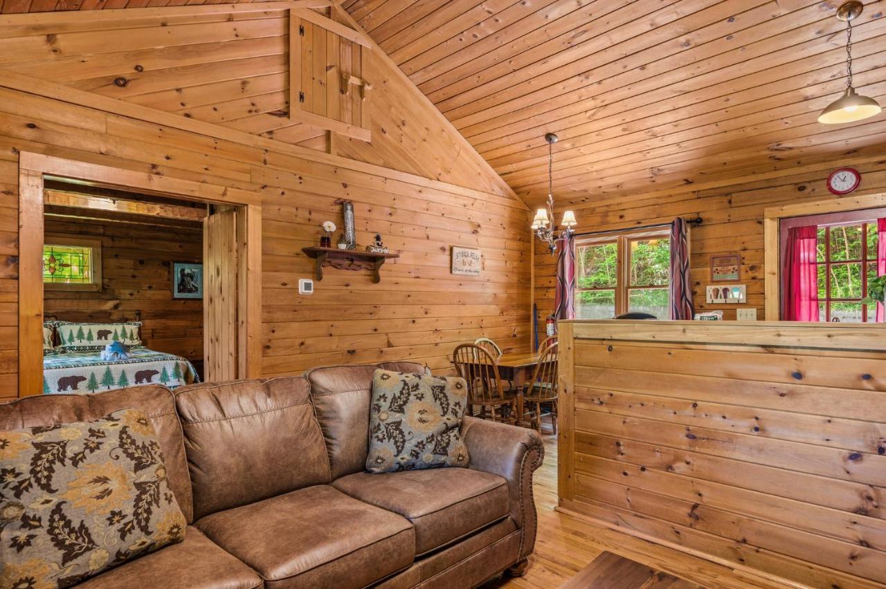 Romantic Log Cabin With Hot Tub Pigeon Forge Exterior photo