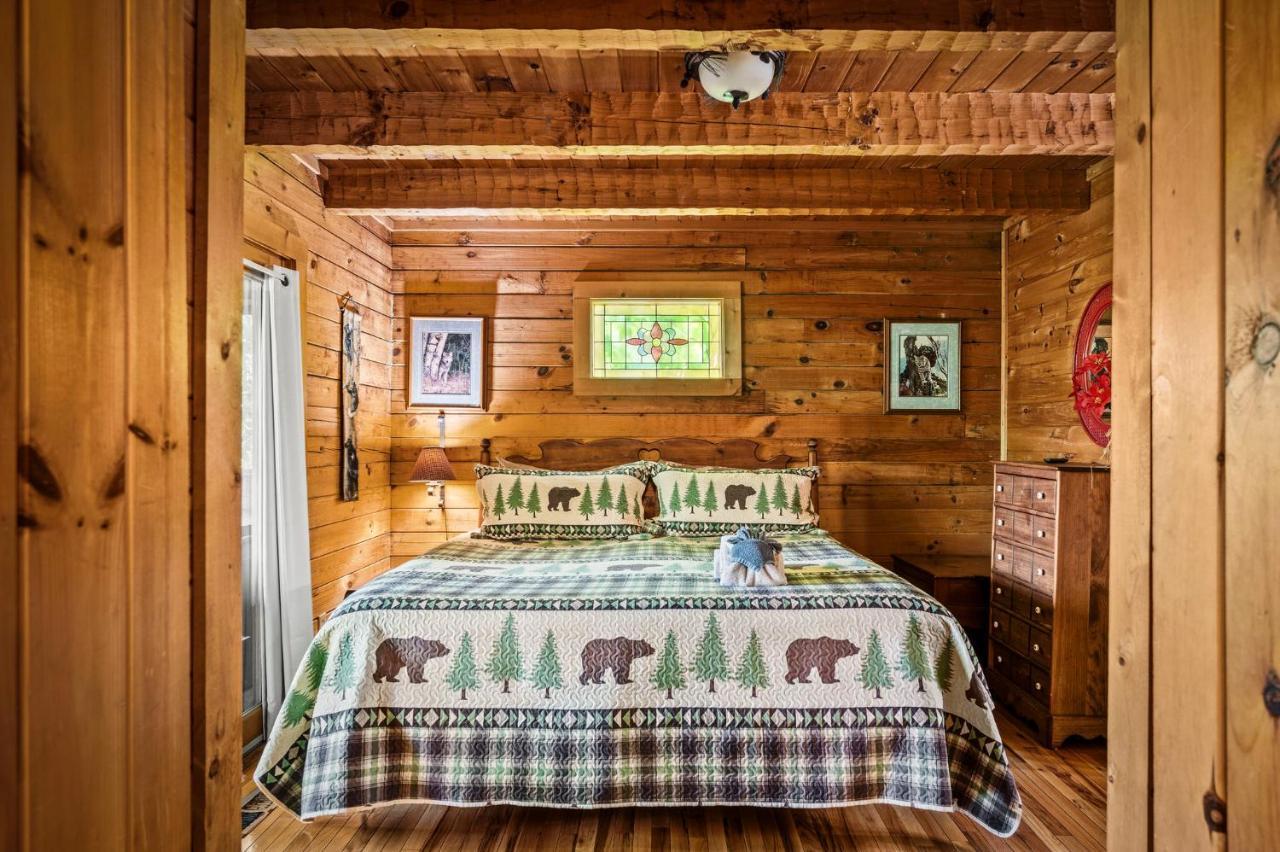 Romantic Log Cabin With Hot Tub Pigeon Forge Exterior photo