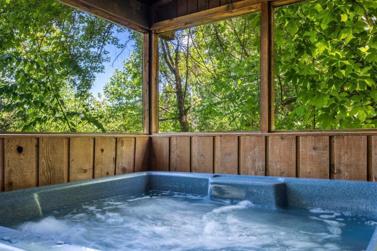 Romantic Log Cabin With Hot Tub Pigeon Forge Exterior photo