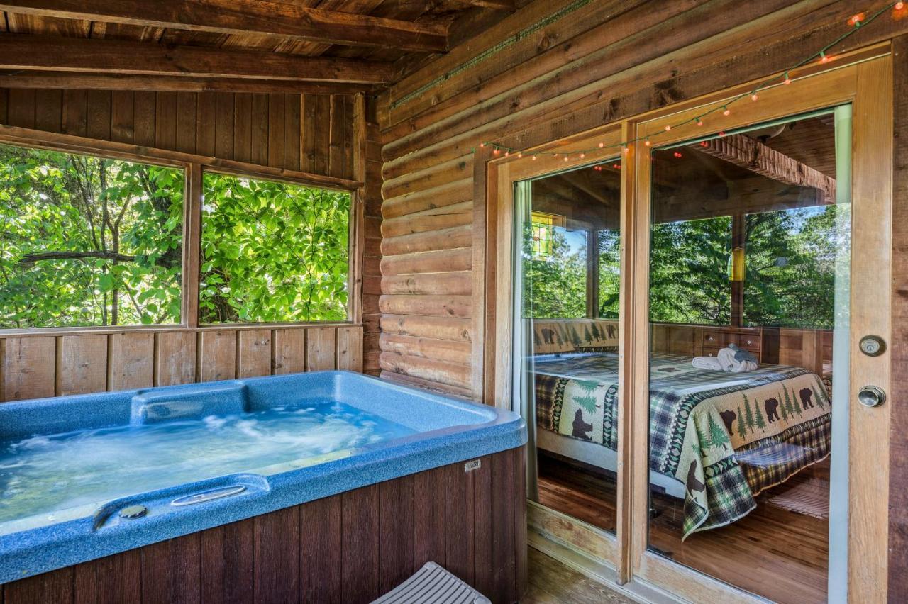 Romantic Log Cabin With Hot Tub Pigeon Forge Exterior photo