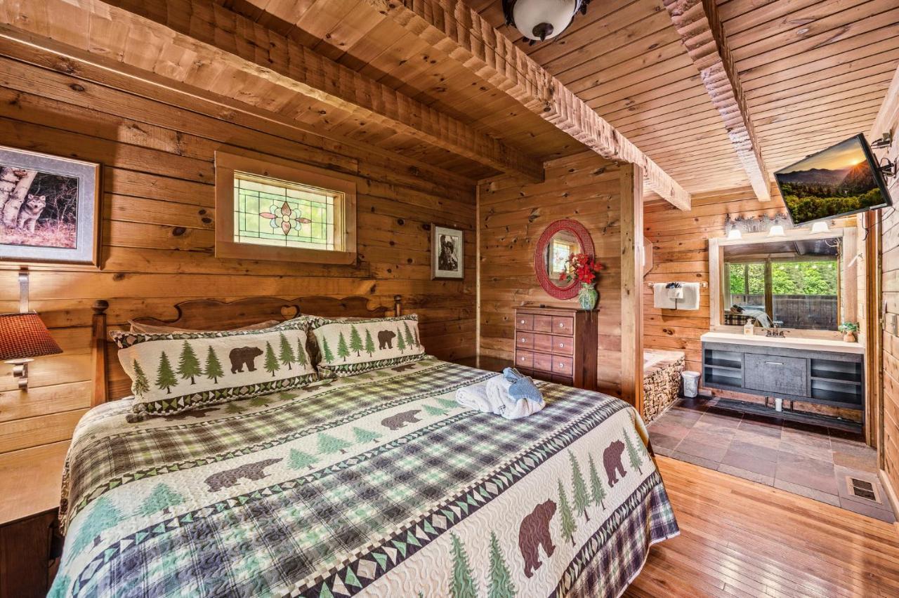 Romantic Log Cabin With Hot Tub Pigeon Forge Exterior photo