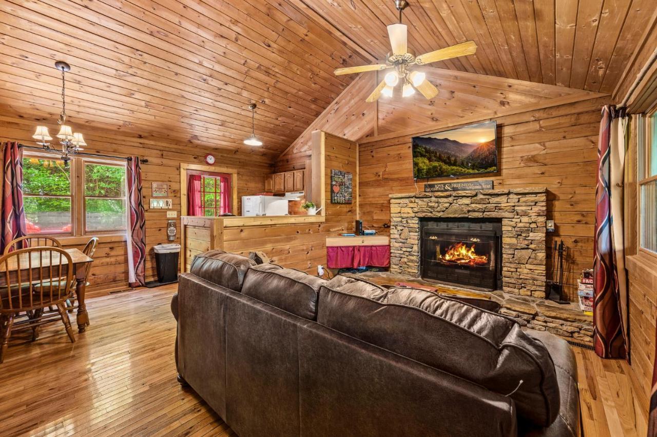 Romantic Log Cabin With Hot Tub Pigeon Forge Exterior photo